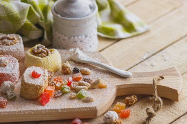 Doğu tatlılar meyve, fındık ve şeker tozu ile