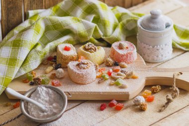 Doğu tatlılar meyve, fındık ve şeker tozu ile