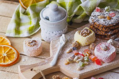 Doğu tatlılar meyve, fındık ve şeker tozu ile