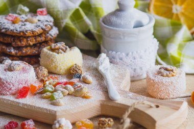 Doğu tatlılar meyve, fındık ve şeker tozu ile