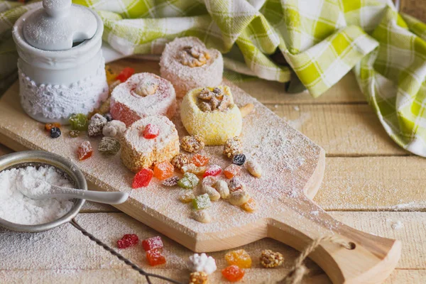 果物、ナッツ、砂糖の粉とイースト菓子 — ストック写真