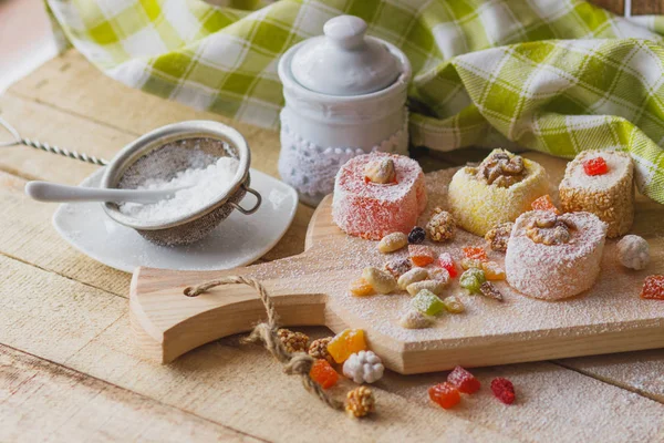 Doces orientais com frutas, nozes e açúcar em pó — Fotografia de Stock