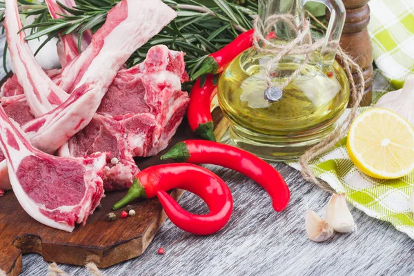 Trozo de cordero crudo en el tablero de madera — Foto de Stock