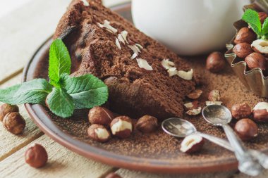 Parça çikolatalı kek, nane yaprağı, fındık ve süt ile kavanoz