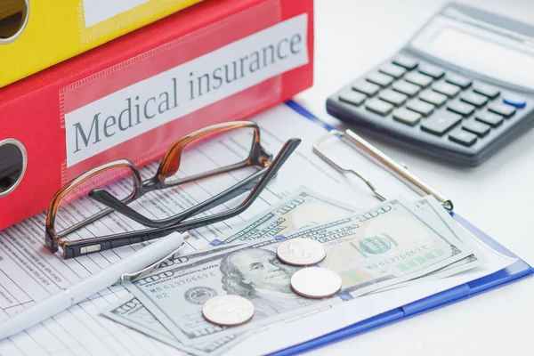 Ren försäkringsformulär, penna, Glasögon och pengar — Stockfoto