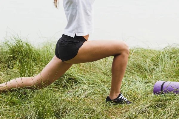 Sportovní atraktivní žena na pobřeží jezera dělá sport, cvičení — Stock fotografie