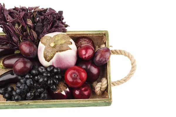 다른 보라색 신선한 원료 야채와 과일 나무 트레이, 절연의 세트 — 스톡 사진