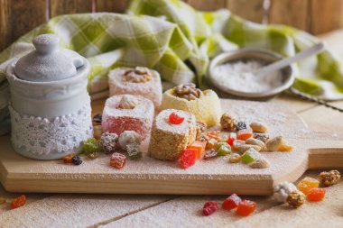 Şekerlenmiş kabuğu, fındık ve pudra şekeri ile rahat lokum kümesi