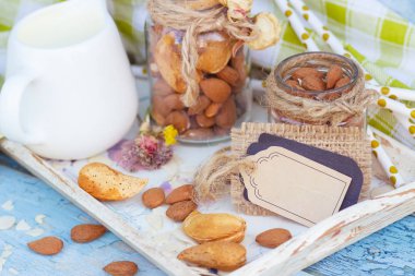 Badem ve kavanoz ahşap tepsi sütlü