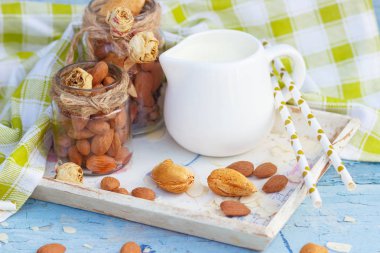 Badem ve kavanoz ahşap tepsi sütlü