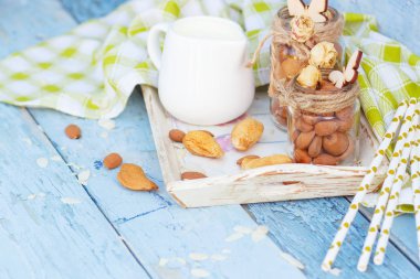 Badem ve kavanoz ahşap tepsi sütlü