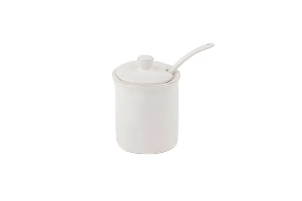 Weiße Keramik-Zuckerdose mit Löffel, weißer Hintergrund — Stockfoto