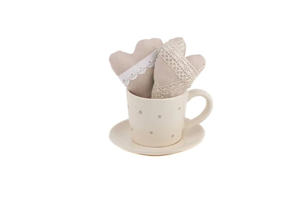 Бежевая керамическая чашка для кофе или чая с декоративными сердцами внутри — стоковое фото