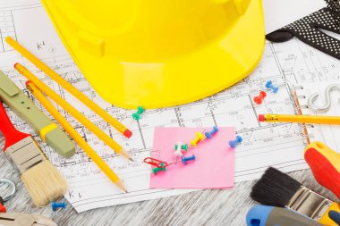 Farklı inşaat araçları, ahşap arka plan