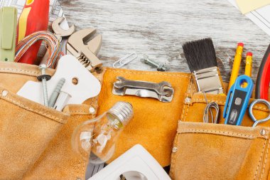 Farklı inşaat araçları, ahşap arka plan