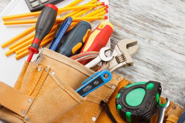 Farklı inşaat araçları, ahşap arka plan