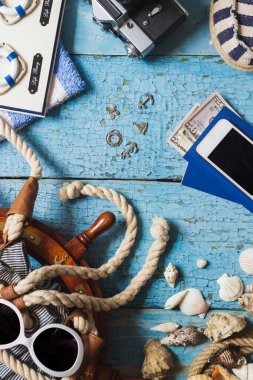 Çizgili ayakkabılarla, kamera ve ahşap zemin üzerine deniz süslemeleri