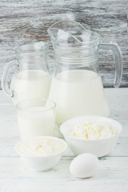 Ahşap arka plan üzerinde farklı süt ürünleri