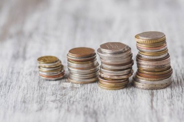 Ahşap arka plan üzerinde farklı toplayıcı paralar