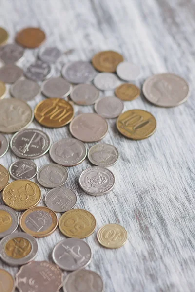Різні колекційні монети на дерев'яному фоні — стокове фото