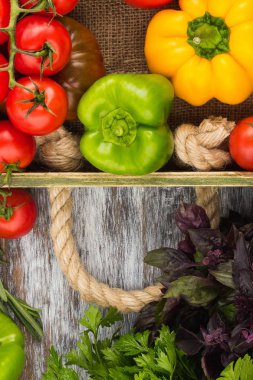 Farklı sebze içinde ahşap tepsi kümesi