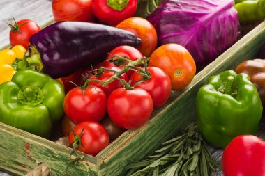 Farklı sebze içinde ahşap tepsi kümesi