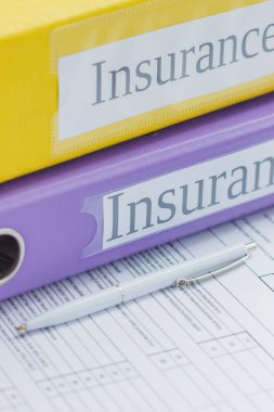 Temiz sigorta formu klasörlere ve kalemin renkli,