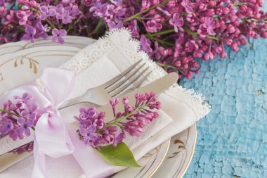 Sofra ve gümüş ışık mor Lila buket