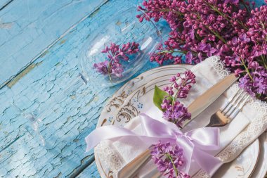 Sofra ve gümüş ışık mor Lila buket