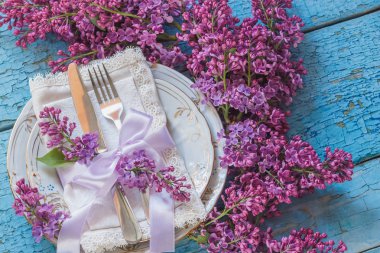 Sofra ve gümüş ışık mor Lila buket