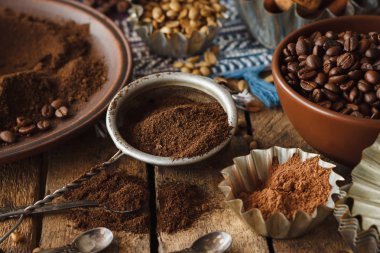 Kavrulmuş siyah ve yeşil kahve çekirdekleri ve plaka çekilmiş kahve