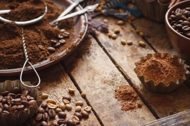 Kavrulmuş siyah ve yeşil kahve çekirdekleri ve plaka çekilmiş kahve