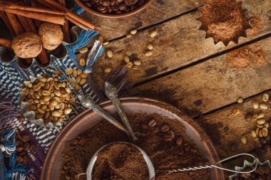 Kavrulmuş siyah ve yeşil kahve çekirdekleri ve plaka çekilmiş kahve