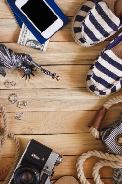 Çizgili terlik, fotoğraf makinesi, telefon ve ahşap arka plan üzerinde özgürlük heykelinin minyatür