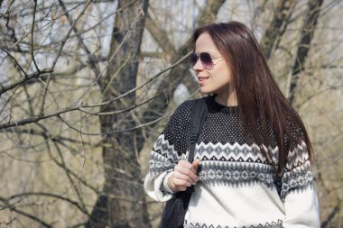 Bir harita ormandaki güzel kadın