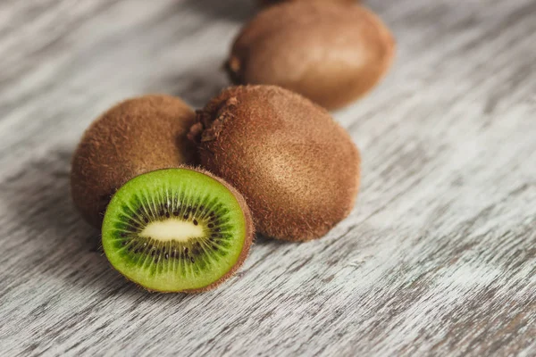 Kiwis verdes sobre el fondo de madera — Foto de Stock