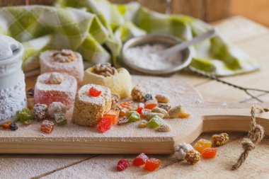 Doğu tatlılar meyve, fındık ve şeker tozu ile