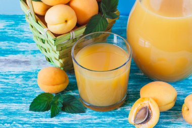 Kayısı suyu ve meyve sepeti nane ile