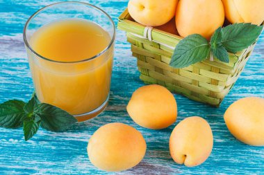 Sepette bardak suyu ve nane yaprakları ile olgun turuncu kayısı