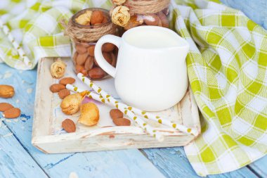 Badem ve kavanoz ahşap tepsi sütlü