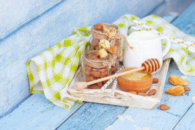 Badem ve kavanoz ahşap tepsi sütlü