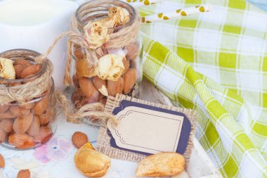 Badem ve kavanoz ahşap tepsi sütlü