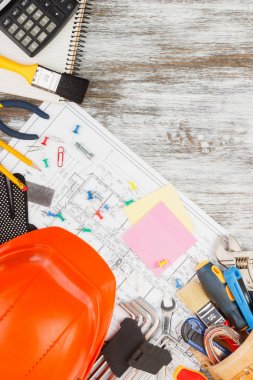 Farklı inşaat araçları, ahşap arka plan