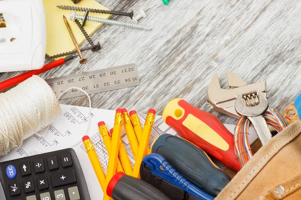 De hulpmiddelen van de verschillende bouw, houten achtergrond — Stockfoto