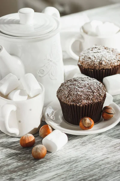Tassen mit Marshmallow, Cupcakes und verschiedenen Dekorationen — Stockfoto