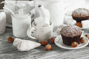 Su bardağı kakao ve şekerleme, kek ve farklı süslemeler