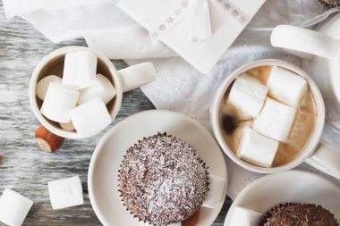 Su bardağı kakao ve şekerleme, kek ve farklı süslemeler