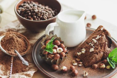 Parça çikolatalı kek, nane yaprağı, fındık ve süt ile kavanoz