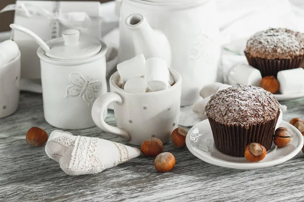 Šálky s cacao a marshmallow, koláčky a různé dekorace — Stock fotografie