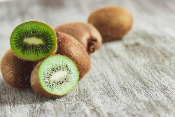 Kiwis verdes sobre el fondo de madera — Foto de Stock